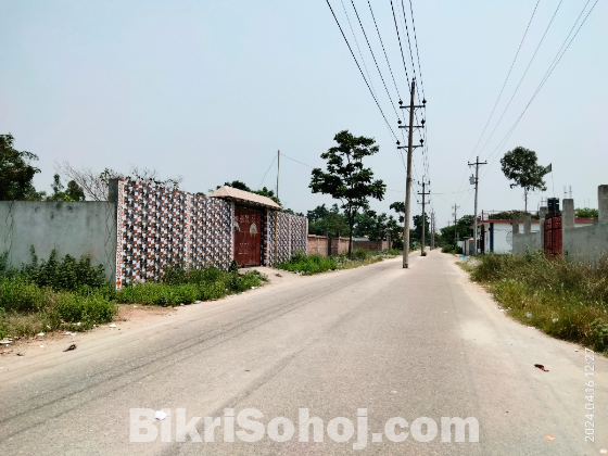 দক্ষিণ মুখী কর্নার প্লটটির দুই দিকেই রাস্তা